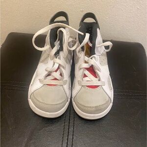 Kids Jordan’s Retro 6 Multicolor Size 8.